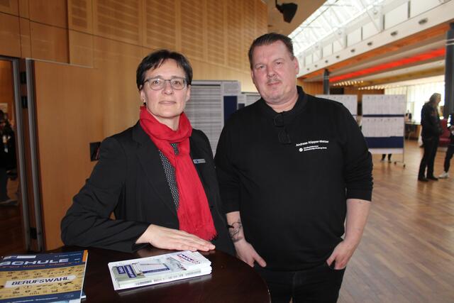 Sonja Tiedemann vom IHK und Andreas Küppe-Melzer von der Handwerkskammer Braunschweig-Lüneburg-Stade sind die Organisatoren des Azubi-Speeddatings | Foto: pm