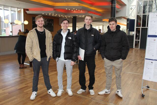 Die Freunde Fabian Gatz (v.li), Benjamin Pilipczuk, Emil Kasten und Tom Bjarne Pietsch nutzen die Ausbildungsmesse, um sich zu informieren | Foto: pm