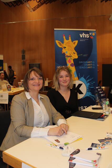 Susanne Poguntke (li.) und Julia Stüben von der VHS Stade schätzen die fokussierte und schnelle Form des ersten Kennenlernens neuer potenzieller Bewerber | Foto: pm