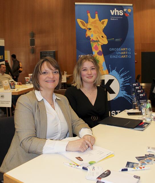 Susanne Poguntke (li.) und Julia Stüben von der VHS Stade schätzen die fokussierte und schnelle Form des ersten Kennenlernens neuer potenzieller Bewerber | Foto: pm