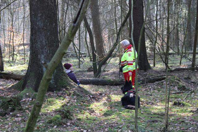 Gefunden: Basco hat eine "vermisste Person" im Wald hinter der Schule gefunden und legt sich mit Abstand hin. damit Barbara Weiß erste Hilfe leisten kann, falls das nötig ist. | Foto: pöp