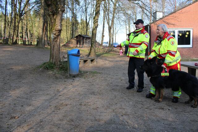 Einsatzleiter Wolfgang Weiß erklärt Hundeführerin Barbara Weiß, in welchem Gebiet Schäferhund Basco zwei Schüler suchen soll | Foto: pöp
