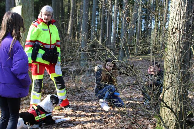 Martina Füllgrapp un Jadoo waren erfolgreich: Zwei Kinder wurden im Wald aufgespürt | Foto: pöp