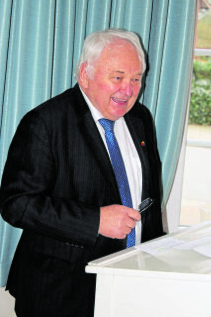 Heiner Schönecke, Vorsitzender des Fördervereins des Freilichtmuseums am Kiekeberg, gratulierte dem Bundesverdienstkreuzträger | Foto: ce