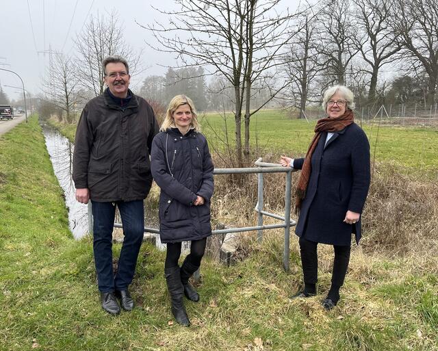Freuen sich über den positiven Bescheid (v. li.): Uwe Pesel, Leiter der Tiefbauabteilung, Kerstin Krüger von der Stabsstelle für Mobilität und Fördermittelmanagement und Seevetals Bürgermeisterin Emily Weede | Foto: Gemeinde Seevetal