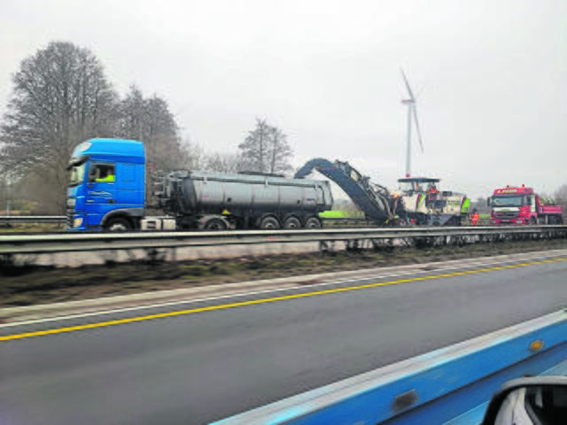 Seit einer Woche wird auf der A39 wieder gebuddelt - und zwar von der Firma, die im vergangenen Jahr wegen angeblicher Unzuverlässigkeit von der Autobahn GmbH rausgeschmissen wurde   | Foto: thl