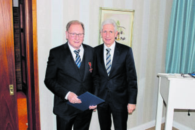 Freude über die Auszeichnung: Bundesverdienstkreuzträger Peter Dederke und Landrat Rainer Rempe | Foto: ce