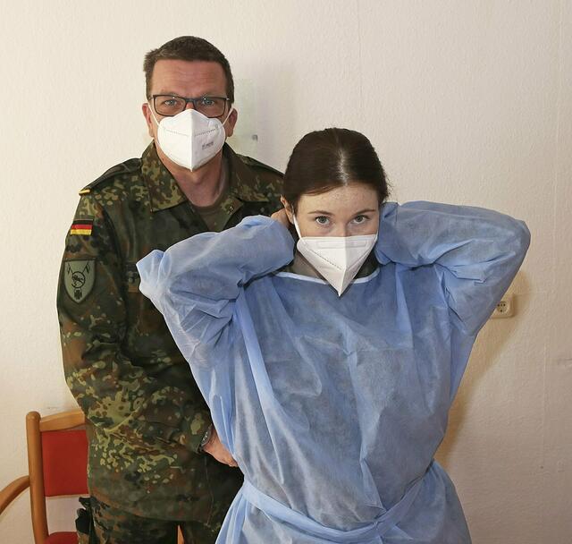 Hauptfeldwebel Robert B. und Oberstabsgefreite Sophia B. waren im Frühjahr 2021 im kreiseigenen Seniorenheim "Bergfried" im Einsatz | Foto: jd