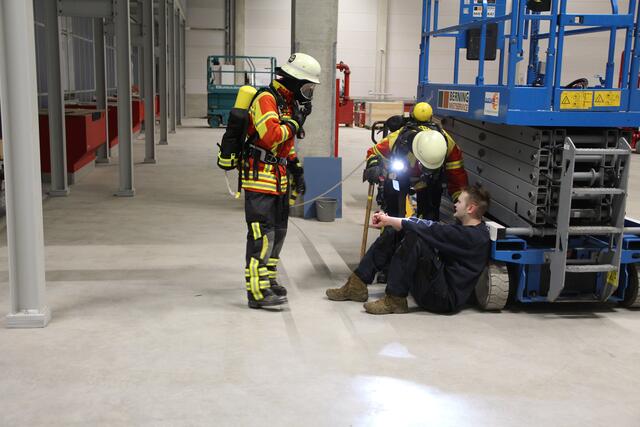 Die "Verletzten" wurden von den Rettern betreut | Foto: Pressestelle Feuerwehr Gemeinde Seevetal