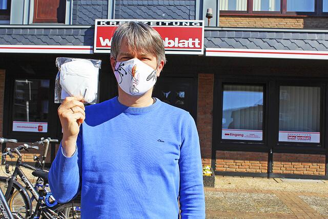 Der Buchholzer Redaktionsleiter Oliver Sander hält eine der damals raren FF2-Masken in der Hand. Er selbst trägt eine Stoffmaske | Foto: as