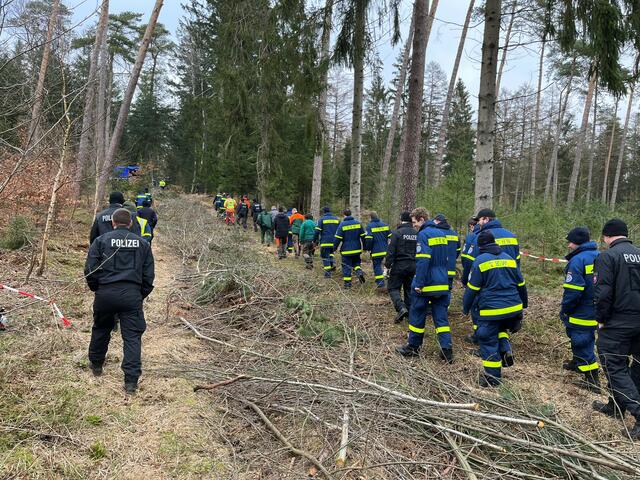 Einsatzkräfte auf dem Weg zur Absuche | Foto: Polizei