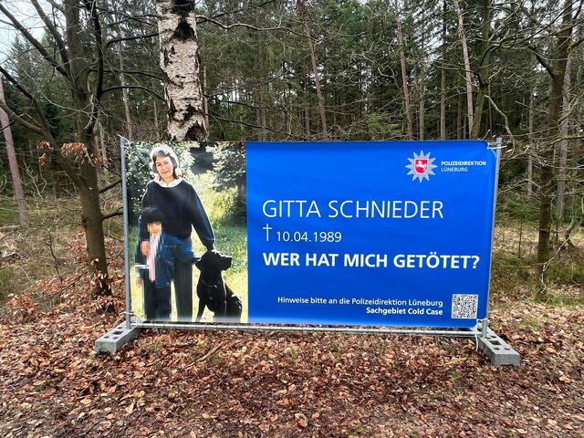 Am Waldstück wurde ein großes Fahndungsplakat aufgestellt | Foto: Polizei