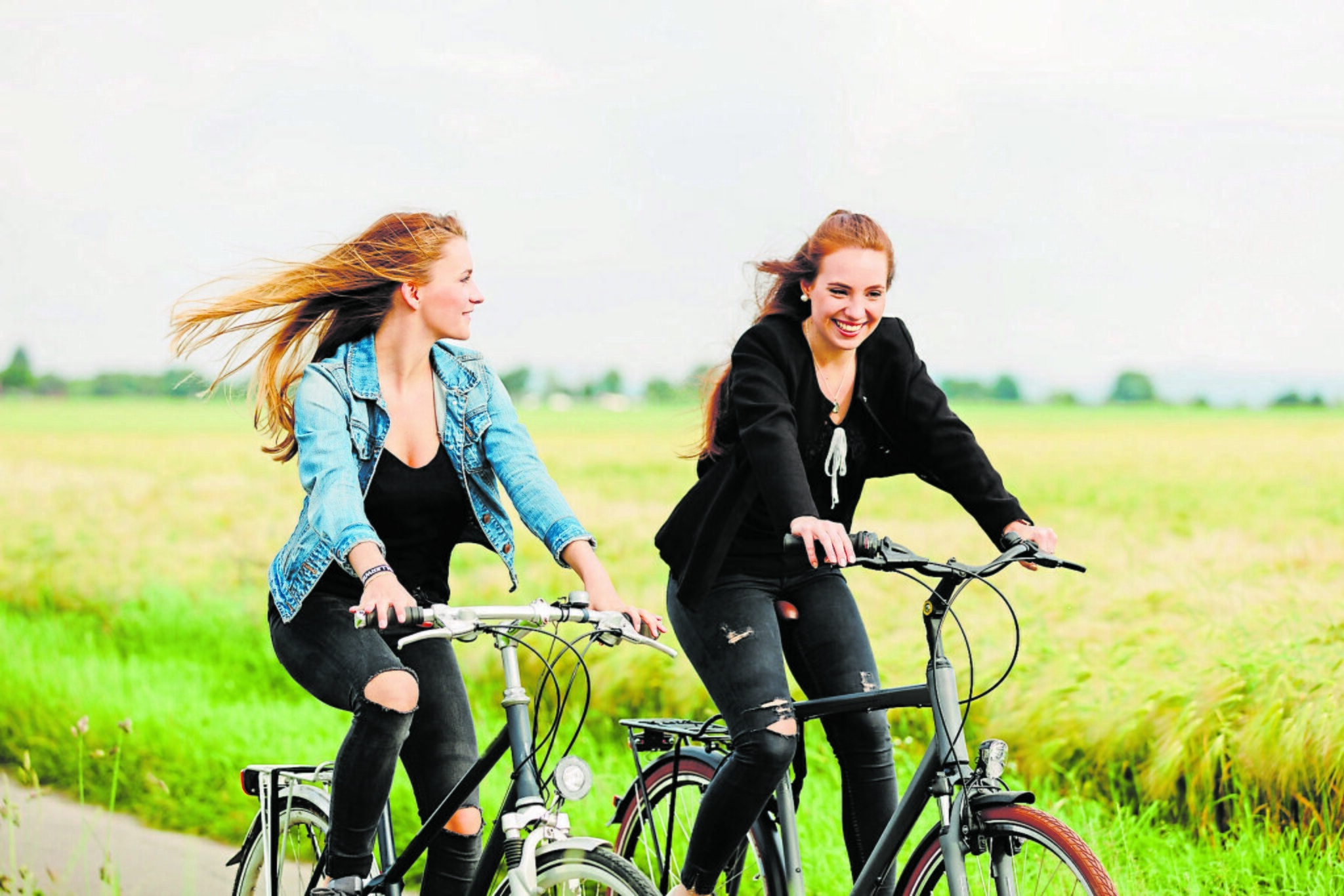 Zwei neue Radwege Extra breite Radfahrtrassen bei Brest Harsefeld