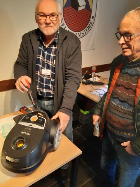 Volker Bruns (li.) bei der Reparatur eines Staubsaugers | Foto: Pfeiff