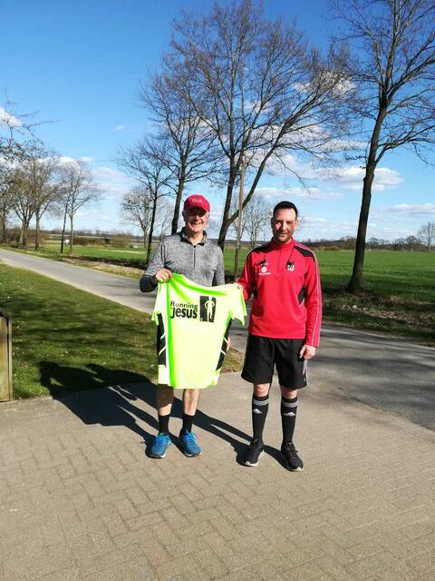 Wilfried Wiegel (li.) und sein Sohn Christopher schnüren die Laufschuhe für die christliche Jugendarbeit | Foto: pöp