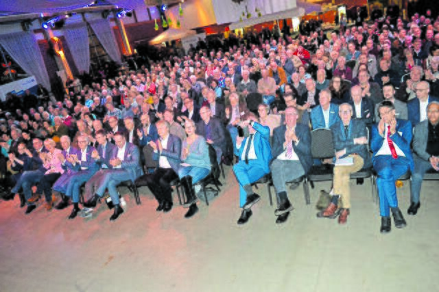 Viel Applaus gab es für die Ehrung des ehemaligen Kreis-Landwirtes Willy Isermann | Foto: bim