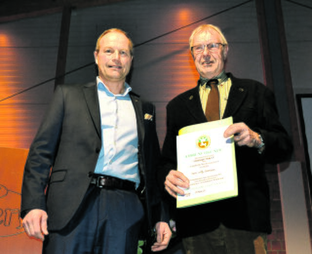 Kreislandvolk-Vorsitzender Wilhelm Neven (li.) überreichte dem verdienten ehemaligen Kreislandwirt Willy Isermann eine Urkunde  | Foto: bim