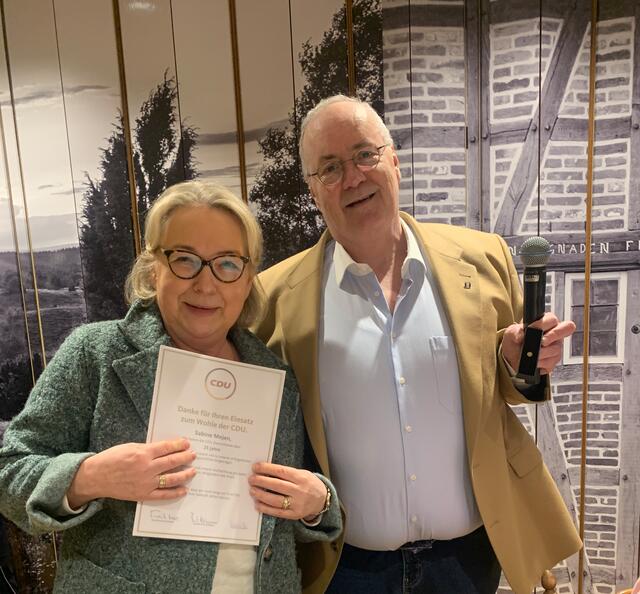 Sabine Mojen wurde für 25-jährige CDU-Mitgliedschaft geehrt. Jörg Berberich überreichte die Urkunde  | Foto: CDU