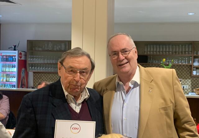 50 Jahre in der CDU: Harald Witte (li.) erhielt von Jörg Berberich eine Urkunde | Foto: CDU