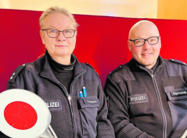 Bildeten die Schülerlotsen aus: Stephanie Gramann und Bartlomiej Ogorzalek von der Polizei Winsen | Foto: Britta Flöring