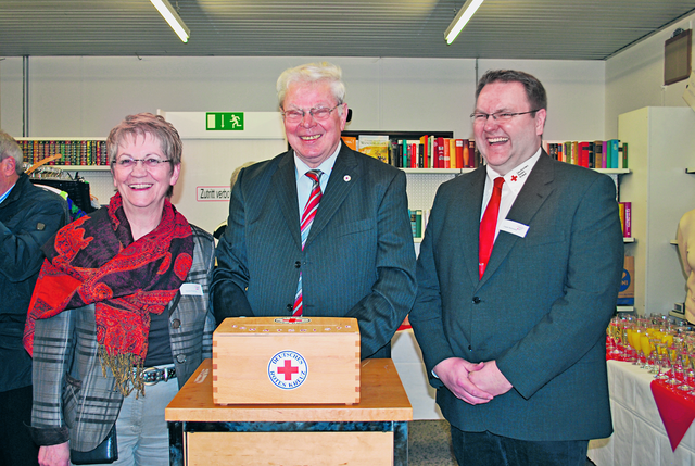 Strahlende Gesichter bei der "Fundus"-Eröffnung (v. li.): die erste Kaufhausleiterin Sylvia Büsing, DRK-Vorsitzender Dieter Weis und "Fundus"-Geschäftsführer Frank Rehmers | Foto: bim