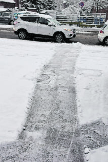 Die Wege waren schnell vom Schnee für die Fußgänger befreit | Foto: Axel-Holger Haase