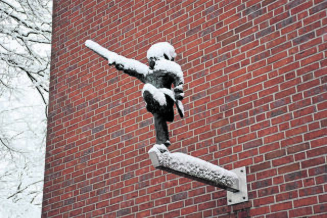 Auch der Kinderkönig am Buchholzer Rathaus war von Schneeschicht bedeckt | Foto: Axel-Holger Haase
