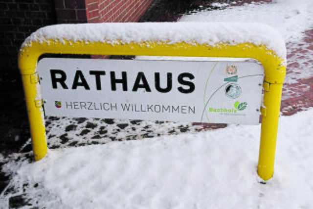 Auch der Wegweiser zum Rathaus ist schneebedeckt | Foto: Axel-Holger Haase