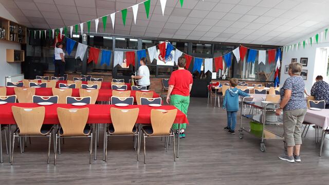 Die Schützenhalle wird für den Besuch der Gäste vorbereitet  | Foto: Arbeitskreis Apensen/Ploërmel/Gornau