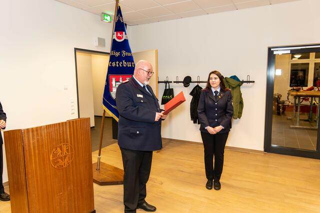 Gemeindebrandmeister Martin Ohl ernennt Sarah-Lena Levy zur Oberfeuerwehrfrau | Foto: FF Jesteburg