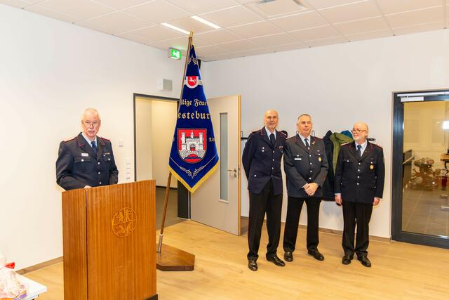 Für 50 Jahre Mitgliedschaft in der Feuerwehr wurden Michael Bruhn (2. v. li.), Jörg Hahlbohm (3. v. li.) und Gerd Matthis durch den stellvertretenden Abschnittsleiter Heide, Jonny Anders (li.) geehrt. Besonders bemerkenswert: Jörg
Hahlbohm und Gerd Matthis leisten noch immer ihren Einsatzdienst für die Gemeinde. | Foto: FF Jesteburg