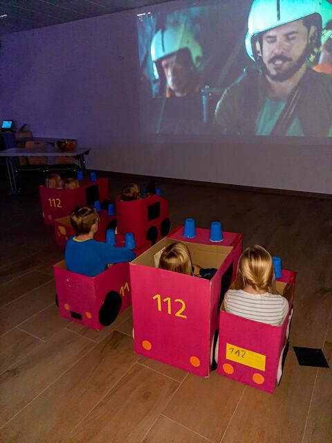 Besonderes Erlebnis für die Feuerwehrkinder: eine Übernachtung im Feuerwehrhaus mitsamt Feuerwehrauto-Kino | Foto: FF Jesteburg