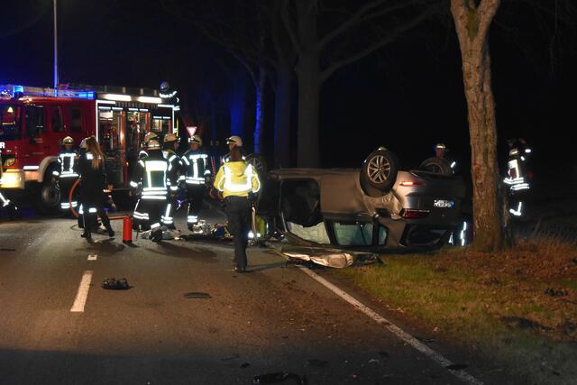 Der Golf blieb auf dem Dach an dem Baum liegen | Foto: Polizei