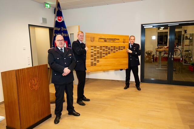 Feuerwehrmann Joachim Röhrs hatte sich etwas Besonderes ausgedacht, um verdienstvolle Brandschützer in Erinnerung zu halten: Auf einer großen Holztafel finden sich alle 93 bisher Geehrten Mitglieder wieder. | Foto: FF Jesteburg