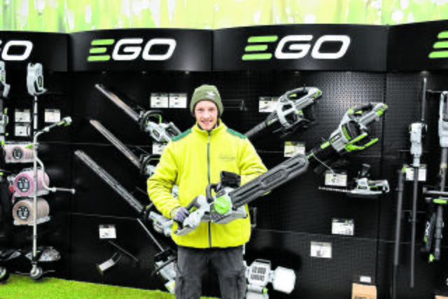 Tim Warner präsentiert die neuen Produkte mit Akku von EGO im Motorland des Gartencenter Bellandris Matthies | Foto: Axel-Holger Haase