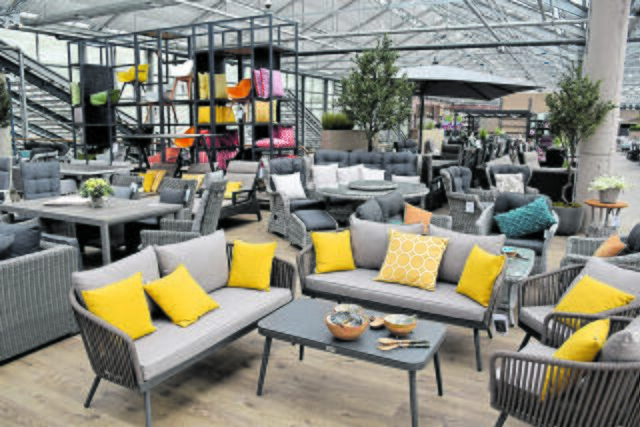 Gartenmöbel gibt es in vielen Designs und Farben im Gartencenter Bellandris Matthies | Foto: Axel-Holger Haase
