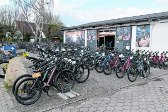 Vor dem Geschäft des Fahrrad Lager Hittfeld wird täglich eine Auswahl an Fahrrädern aller Segmente präsentiert | Foto: Axel-Holger Haase