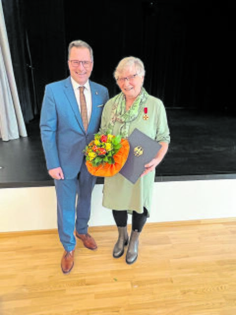 Landrat Kai Seefried verleiht Angelika Loock die Verdienstmedaille des Verdienstordens der
Bundesrepublik Deutschland | Foto: Landkreis Stade / Nina Dede