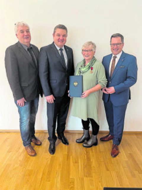 Mit Angelika Loock freuen sich Landrat Kai Seefried (v.re.), der Bürgermeister der Samtgemeinde Oldendorf-Himmelpforten, Holger Falcke, sowie Hammahs Bürgermeister
Stefan Holst | Foto: Landkreis Stade / Nina Dede