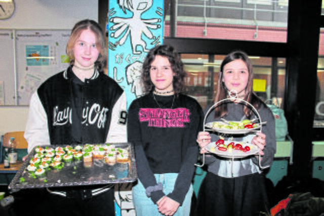Lea-Sophy Marien (v.li.), Lia-Madison Tillack und Hannah Lenchen Jung von der 7c boten leckere Häppchen an