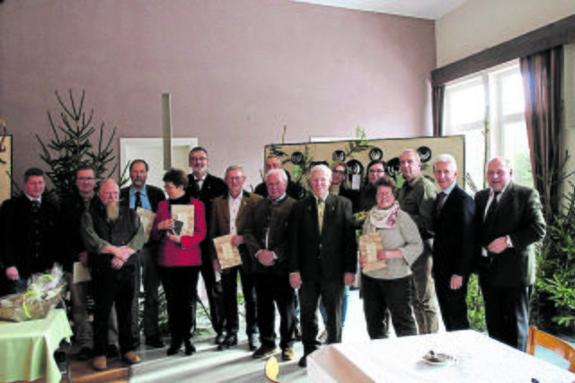 Gratulation zur Auszeichnung: Geehrte und Vorstandsmitglieder der Jägerschaft Landkreis Harburg | Foto: Bernard Wegner