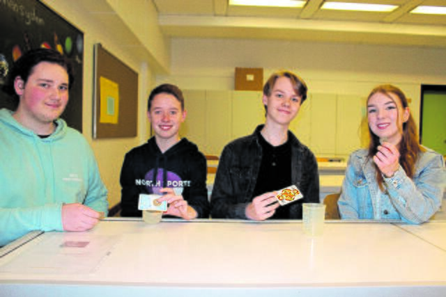 Sie zeigten ein Experiment zum Trägheitsgesetz mit Münze, Spielkarte und Becher (v.li.): Bjarne Köpke, Julian Fitschen, Lars Fiedler und Sabrina Schadewaldt | Foto: sb