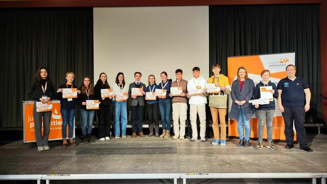 Die Bundesfinal-Teilnehmer vom GAK, Bjarne Eisenhut (2., v. li.) und Christian Winkler (4., v. re.) mit den anderen Siegern und Landeskultusministerin Julia Willie Hamburg (Grüne, 3. v. re.)  | Foto: GAK Buchholz