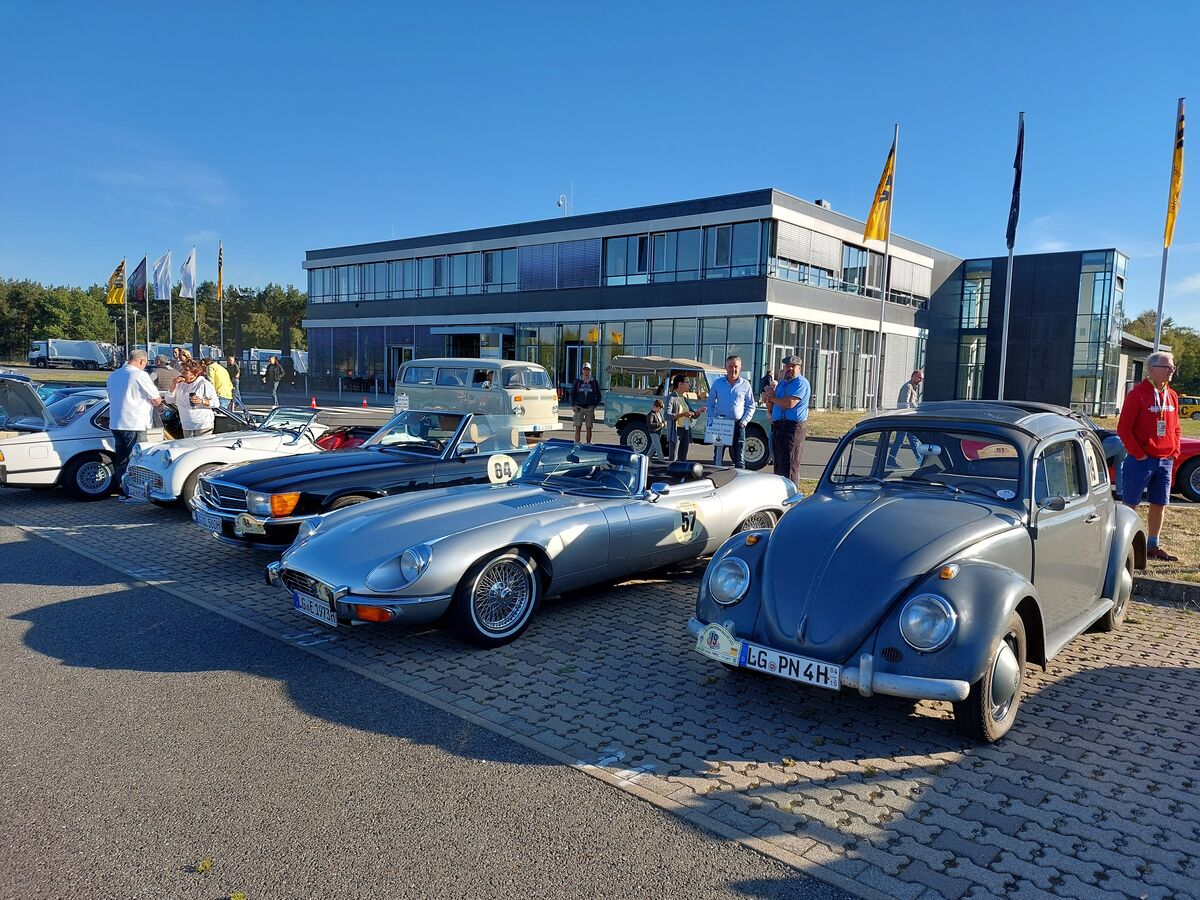 Im Oldtimer durch die Heide – Originalfoto zum Pressebericht