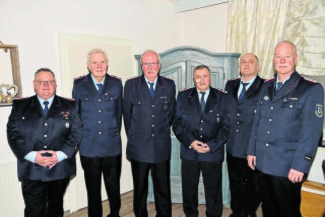 Glückwunsch zur Ehrung (v. li.): Ortsbrandmeister Markus Hellwig, Klaus Bockelmann, Martin Bockelmann, Dieter Fiolka, Klaus-Peter Burchert und stellv. Abschnittsleiter Jonny Anders | Foto: Mathias Wille