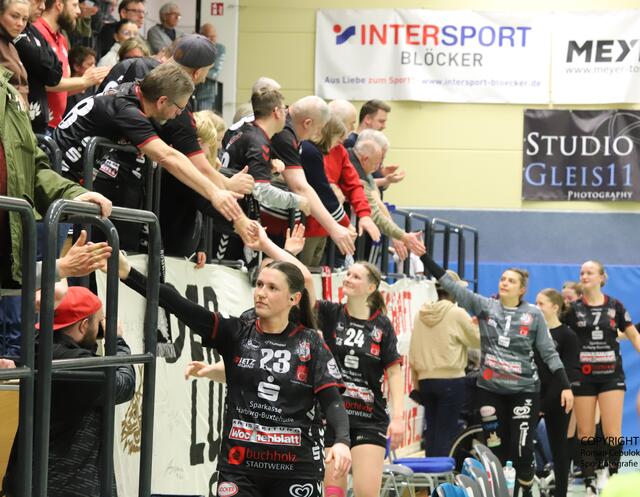 Abklatschen mit den Luchse-Fans | Foto: cc