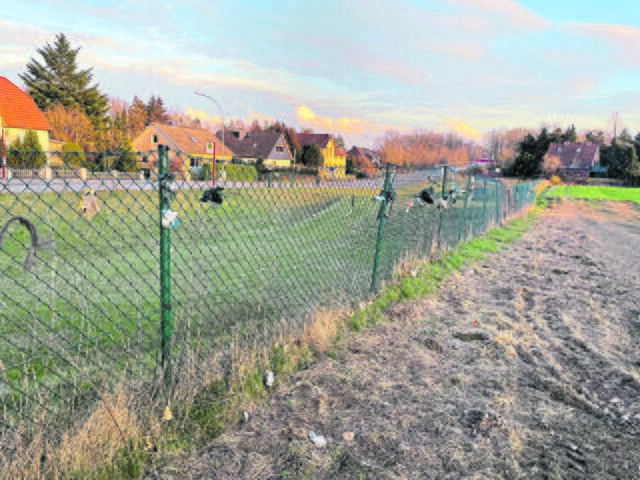 Auffällig drapiert hängt Plastikmüll in dem Maschendrahtzaun entlang der Rönneburger Straße/Höhe Am Blöcken in Meckelfeld | Foto: Andrea Wübbe