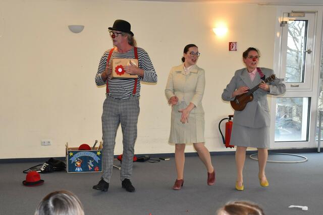 Machten allerhand Quatsch: Die Clowns Pepe (v.li.), Pups und Polly von den „Clowns ohne Grenzen“ | Foto: Johanniter