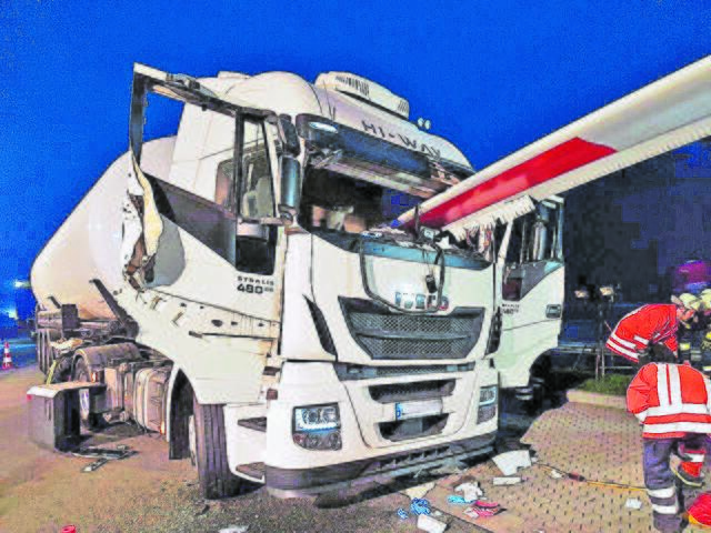 Die Feuerwehr Heidenau war auch bei diesem Verkehrsunfall auf der Autobahn im Einsatz, bei dem sich ein Windkraft­anlagen-Flügel in die Fahrerkabine eines Lkw gebohrt hatte | Foto: Feuerwehr Heidenau