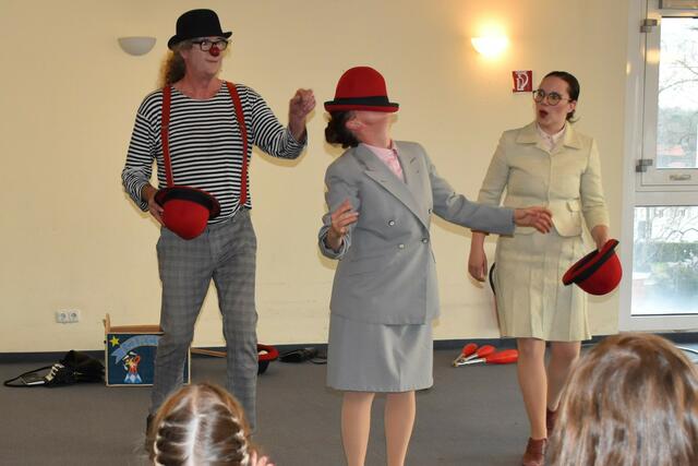 Sorgten für strahlende Kinderaugen: Die Clowns Pepe (v. li.), Polly und Pups von den „Clowns ohne Grenzen“ | Foto: Johanniter